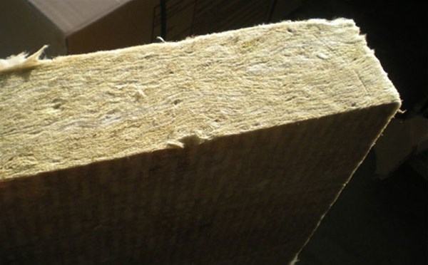 外墻巖棉板的寬度應(yīng)根據(jù)窗孔比例來(lái)確定合適的長(zhǎng)度