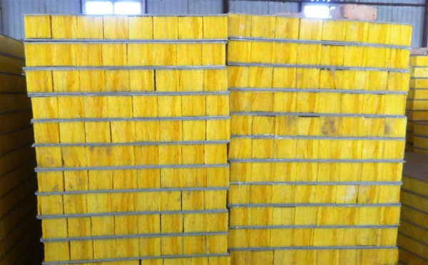 玻璃棉卷氈在鋼結(jié)構(gòu)施工能夠達(dá)到保溫，降噪的效果